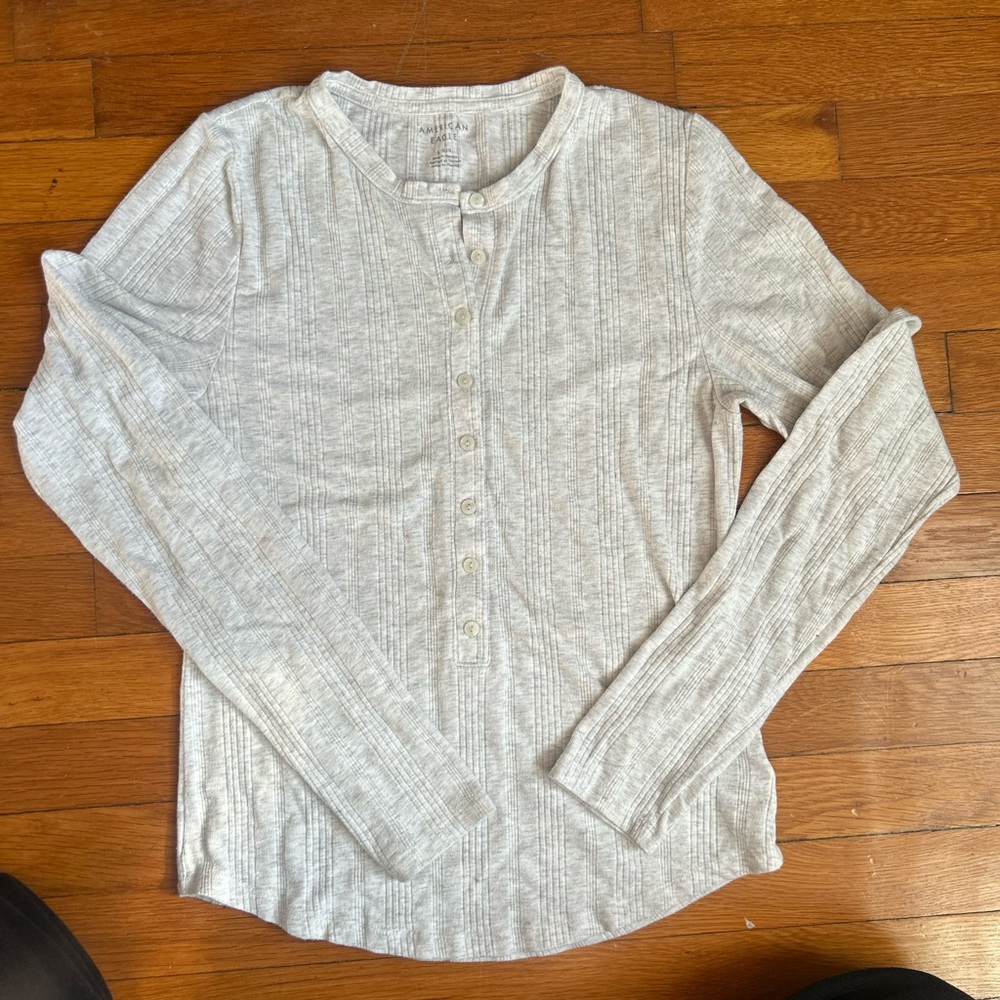 Light Gray Long-Sleeve American Eagle Top